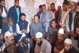 ghulam-nabi-azad-visits-salman-nizams-ramban-residence-to-pay-the-condolences