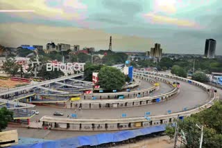 youth died due to Bike collides with signboard  Bike collides with signboard in Bengaluru  young man died in road accident  ಮದ್ಯದ ಅಮಲಿನಲ್ಲಿ ಸೂಚನಾ ಫಲಕಕ್ಕೆ ಬೈಕ್ ಡಿಕ್ಕಿ  ಬೈಕ್​ ಸವಾರರು ಸೂಚನಾ ಫಲಕಕ್ಕೆ ಡಿಕ್ಕಿ  ಪಾನಮತ್ತ ಯುವಕರಿಬ್ಬರು ಸೂಚನಾ ಫಲಕಕ್ಕೆ ಬೈಕ್​ನಿಂದ ಡಿಕ್ಕಿ  ರಸ್ತೆ ಕಾಮಗಾರಿಯ ಕುರಿತು ಅಳವಡಿಸಲಾಗಿದ್ದ ಸೂಚನಾ ಫಲಕ  ರಾಜಾಜಿನಗರ ಸಂಚಾರಿ ಪೊಲೀಸ್ ಠಾಣೆ