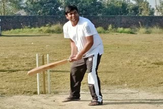 मुकेश सहनी ने दरभंगा में क्रिकेट खेला