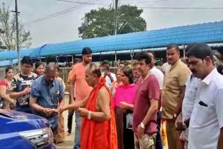 shivrajkumar visits nimishamba devi temple