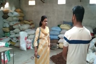 गौरेला में अवैध धान का भंडारण, प्रशासनिक टीम ने गोदाम में मारा छापा