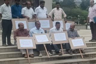 JDS MLAs protest near Vidhana Soudha