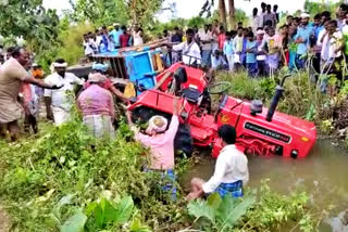 tractor lost control  tractor lost control and overturns on the driver  tractor driver died in accident  ನಿಯಂತ್ರಣ ತಪ್ಪಿ ಮೈಮೇಲೆ ಬಿದ್ದ ಟ್ರ್ಯಾಕ್ಟರ್  ಕಾಲುವೆ ನೀರಿನಲ್ಲಿ ಸಿಲುಕಿಕೊಂಡು ಚಾಲಕ ಸಾವು  ಟ್ರ್ಯಾಕ್ಟರ್ ಚಾಲಕ ಸ್ಥಳದಲ್ಲೇ ಮೃತ  ಟ್ರ್ಯಾಕ್ಟರ್​ ಮೈಮೇಲೆ ಬಿದ್ದ ಪರಿಣಾಮ