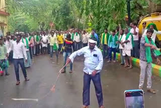 Massive protest by sugarcane farmers in Dharwad  sugarcane farmers in Dharwad  Massive protest by sugarcane farmers  ರೈತರಿಂದ ಬಾರಕೋಲು ಚಳುವಳಿ  ಸಚಿವರಿಗೆ 24 ಗಂಟೆ ಗಡುವು ನೀಡಿದ ಅನ್ನದಾತರು  ಕಬ್ಬಿನ ಬೆಳೆಗಾರರು ನಡೆಸುತ್ತಿರುವ ಧರಣಿ  ರೈತರು ಬಾರಕೋಲು ಚಳುವಳಿ  ಬಾರಕೋಲಿನಿಂದ ನೆಲಕ್ಕೆ ಹೊಡೆಯುವ ಮೂಲಕ ಚಳವಳಿ