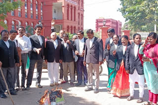 CPI misbehavior with Woman lawyer allegation  Lawyers protest over CPI misbehavior  ಧಾರವಾಡದ ಮಹಿಳಾ ವಕೀಲರ ಜೊತೆ ಅಸಭ್ಯ  ಸಿಪಿಐ ವಿರುದ್ಧ ಸೂಕ್ತ ಕ್ರಮ ಜರುಗಿಸುವಂತೆ ಆಗ್ರಹ  ಮಹಿಳಾ ವಕೀಲೆಗೆ ಅನುಚಿತ ವರ್ತನೆ ಆರೋಪ  ಕಲಾಪ ಬಹಿಷ್ಕರಿಸಿ ವಕೀಲರ ಪ್ರತಿಭಟನೆ