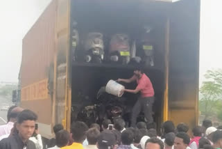 Scooty loaded container caught fire in Giridih