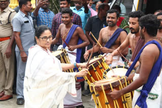 ஆளுநர் இல்ல விழாவில் செண்டை மேளம் வாசித்து மகிழ்ந்த மேற்கு வங்க முதலமைச்சர் மம்தா