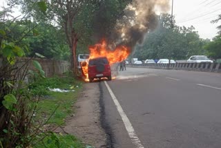 நடுரோட்டில் பற்றி எரிந்த கார்.. உயிர் தப்பிய குடும்பம்