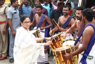 पश्चिम बंगाल के राज्यपाल के पारिवारिक समारोह में शामिल होने चेन्नई पहुंची ममता, बजाया ढोल, देखें वीडियो