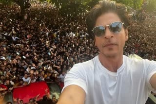 SRK Selfie With Fans