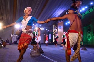 असम के लोक कलाकारों ने प्रस्तुत किया ला ली लॉन्ग नृत्य