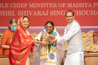 Shivraj meets Mata Amritanandamayi Amma