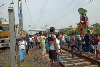 trains-also-stop-at-chandannagar-when-the-22-foot-jagadhatri-idol-passes-through-the-rail-line
