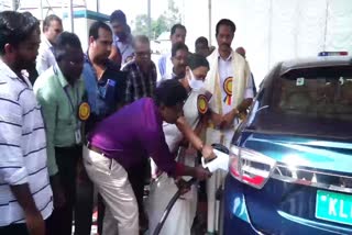 minister veena george  veena george  electric charging station kseb  electric charging station  kseb in pathanamthitta  electric charging in pathanamthitta  latest news in pathanamthitta  latest news today  കെഎസ്‌ഇബിയുടെ ഇവി ചാര്‍ജിങ് ശൃംഗല  ഇവി ചാര്‍ജിങ്  ഉദ്ഘാടനം മന്ത്രി വീണ ജോര്‍ജ് നിര്‍വഹിച്ചു  മന്ത്രി വീണ ജോര്‍ജ്  സമാന്തര ഊര്‍ജ സ്രോതസുകള്‍  ഊര്‍ജ സുരക്ഷ  കെഎസ്ഇബി ജനകീയ വകുപ്പായി മാറി  ഫാസ്റ്റ് ചാര്‍ജിംഗ് സ്റ്റേഷന്‍  മൗണ്ടഡ് സ്റ്റേഷനുകളും  പത്തനംതിട്ട ഏറ്റവും പുതിയ വാര്‍ത്ത  ഇന്നത്തെ പ്രധാന വാര്‍ത്ത