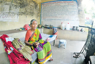 Daughter left his mother in Bus Shelter