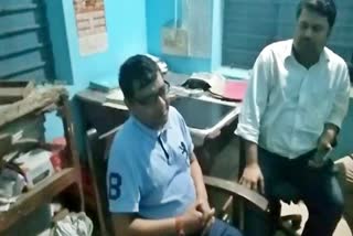 नशे में मस्त PHC प्रभारी को पुलिस ने हिरासत में लिया