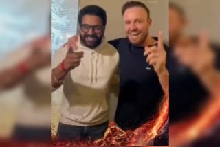 Rishab shetty poses with ab de villiers