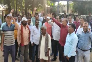 Congress workers protest against IT raid at MLA residence in Bokaro