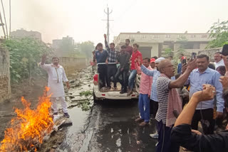 कीचड़ से त्रस्त लोगों ने फूंका विधायक का पुतला