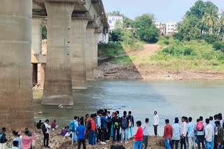 कराडमधील कृष्णा पुलावरून कॉलेज तरूणाने नदीत मारली उडी