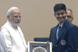 pm rewarded jabalpur student in delhi