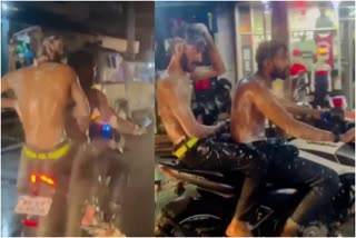 kollam youngsters taking bath while riding bike  kollam  ഭരണിക്കാവ്  ബൈക്ക് സവാരിക്കിടെ സോപ്പുതേച്ച് കുളി  കൊല്ലം