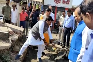 rameshwar cleaned drain in bhopal