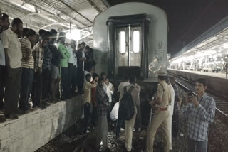 Cheran Express train  connection of Cheran Express broken  thiruvallur  thiruvallur news  train  train issue  Cheran Express train issue  சேரன் விரைவு ரயில்  சேரன் விரைவு ரயில் இணைப்பு துண்டிப்பு  துண்டாகிய சேரன் விரைவு ரயில் இணைப்பு  திருவள்ளூர்