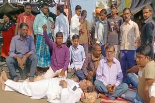 RJD leader lying on road demanding to start water supply scheme in Pakur