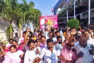 TRS leaders Celebrations at telangana bhavan