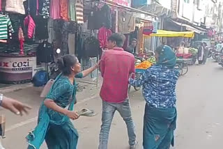 sagar girlfriend beat boyfriend on road