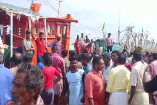 Fishing boat accident in Ponnani  Fishing boat accident  Ponnani Fishing boat accident  fishermen injured in boat accident  മത്സ്യബന്ധന ബോട്ടിലെ ഇരുമ്പ് തൂണ് പൊട്ടിവീണ് അപകടം  മത്സ്യത്തൊഴിലാളികൾക്ക് പരിക്ക്  മത്സ്യബന്ധന ബോട്ട് അപകടം  പൊന്നാനി താലൂക്ക് ആശുപത്രി  പൊന്നാനി