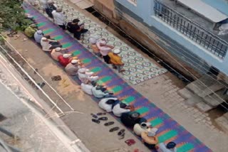 Namaz on road in Ghaziabad