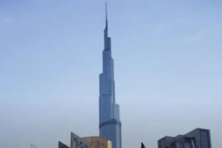 dubai fire races up high rise near worlds tallest building