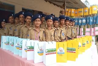 Student police cadets made carry bags idukki  Student police cadets made carry bags  പ്ലാൻ ഇട്ട് ജീവിച്ചാൽ പ്ലാസ്റ്റിക്ക് കൂടില്ല  സെ നോ ടു ഡ്രഗ്‌സ്‌  സന്ദേശങ്ങൾ എഴുതിയ കാരിബാഗുകൾ  കേരള വാർത്തകൾ  മലയാളം വാർത്തകൾ  കാരിബാഗുകൾ നിർമ്മിച്ച് സ്റ്റുഡന്‍റ് പൊലീസ്  ഇടുക്കി സ്റ്റുഡന്‍റ് പൊലീസ് കേഡറ്റ്  പ്ലാസ്റ്റിക് മുക്ത കേരളം  ലഹരിവിമുക്ത നവകേരളം  Student police cadets idukki  Student police cadets awareness program  kerala news  malayalam news  say no to drugs  കാന്തിപ്പാറ സെന്‍റ് സെബാസ്റ്റ്യൻസ് ഹൈസ്‌കൂൾ  KANTIPARA ST SEBASTIANS HIGH SCHOOL  carry bags with slogans