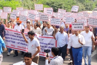 delhi taxi union protest at kejriwal house