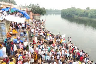 devotees come shipra river for bath in ujjain