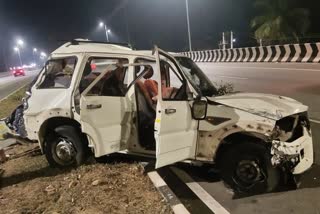 car crashes into road divider in Chitradurga