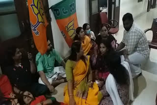 bjp protest against mayor letter controversy  thiruvananthapuram corporation  bjp protest against mayor arya rajendran  thriuvananthapuram letter controversy  trivandrum letter controversy  bjp protest against mayor  mayor arya rajendran  മേയറുടെ കത്ത് വിവാദം  കത്ത് വിവാദം  തിരുവനന്തപുരം നഗരസഭയിൽ പ്രതിപക്ഷ പ്രതിഷേധം  പ്രതിപക്ഷ പ്രതിഷേധം തിരുവനന്തപുരം നഗരസഭ  തിരുവനന്തപുരം നഗരസഭ  മേയർ ആര്യ രാജേന്ദ്രൻ  മേയർക്കെതിരെ ബിജെപി പ്രതിഷേധം  മേയർക്കെതിരെ പ്രതിഷേധം  ബിജെപി പ്രതിഷേധം മേയർ  ആര്യ രാജേന്ദ്രൻ