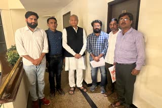 CM Gehlot met unemployed in Gujarat