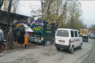 28-injured-as-bus-turns-turtle-in-handwara