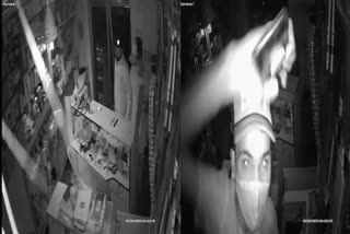 CCTV: செல்போன்கடை பூட்டை உடைத்து செல்போன் திருடும் வாலிபர்...!