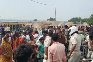 LATHI CHARGE ON VILLAGERS AFTER BEATING UP POLICEMAN IN CHATRA