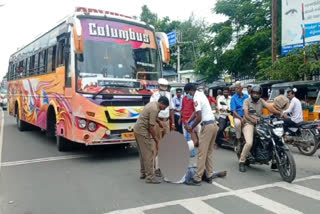 லாரி ஓட்டுநர் நெடுஞ்சாலையில் படுத்து போராட்டம்