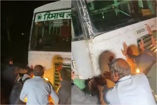 Himachal Pradesh  The Union Minister pushed the bus stuck on the highway  Anurag Thakur