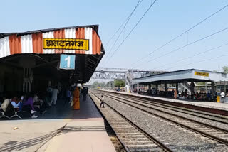 one person dies after being hit by train in Palamu