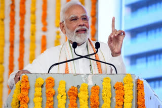 PM Modi stops car greets enthusiastic party worker  Karnataka Public Service Commission  Vidhana Soudha  മോദി  മോദി ബിജെപി  പ്രധാനമന്ത്രി നരേന്ദ്ര മോദി  പ്രധാനമന്ത്രി നരേന്ദ്ര മോദി ബെംഗളൂരുവിൽ  pm modi