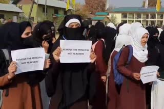 سمبل، بانڈی پورہ میں طلبہ کا پرنسپل کے خلاف احتجاج