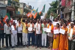 Road block at Chamarajanagar against  Jarakiholi satement