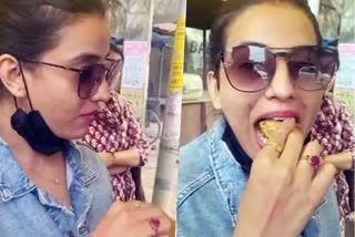 viral-photo-of-actress-akshara-singh-ate-chaat-in-ranchi